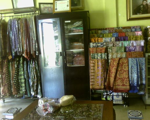 Berbelanja kain cual khas Bangka